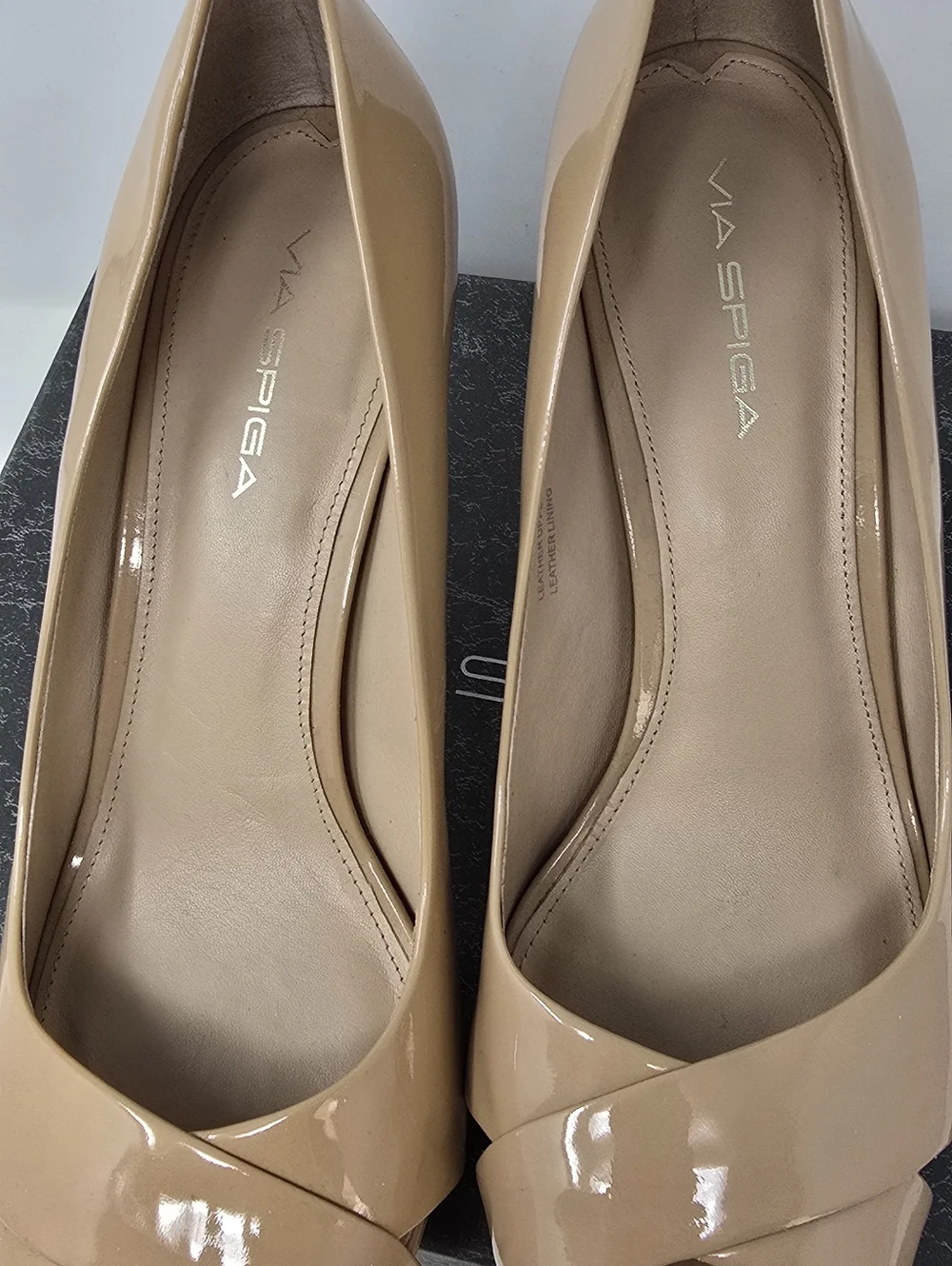 Via Spiga 10 v-unity nude‎ patent leather peep toe pumps heels preppy old money